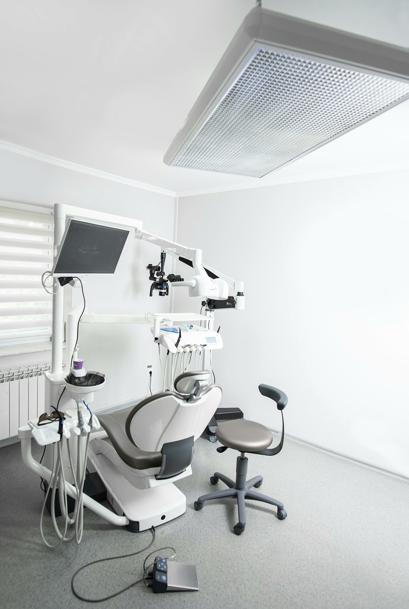 pexels-mm-dental-56682202-9062531 Foto von . MM Dental .: https://www.pexels.com/de-de/foto/weisse-und-schwarze-medizinische-gerate-9062531/