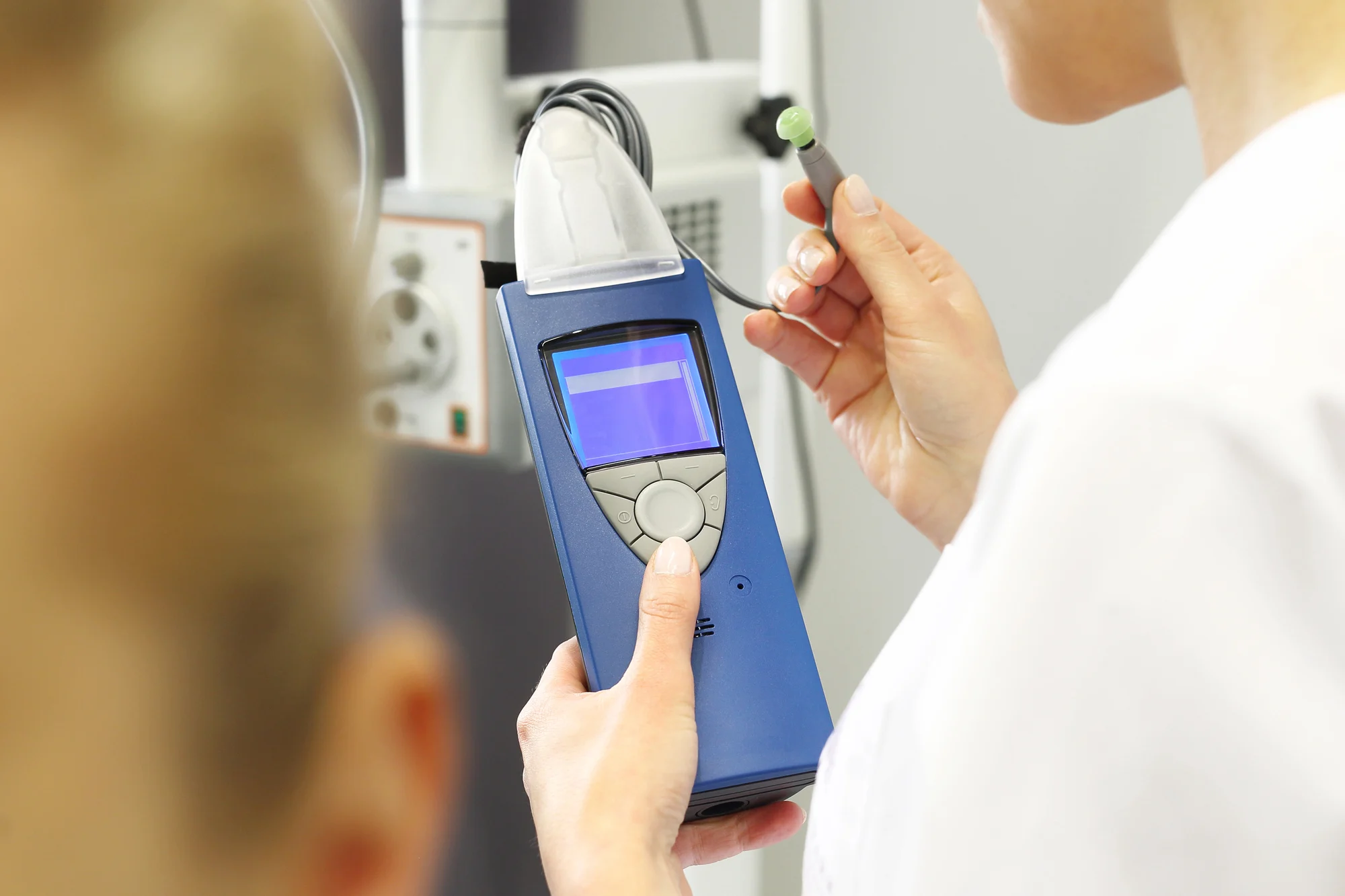 Hörtest. HNO-Arzt untersucht einen Patienten.