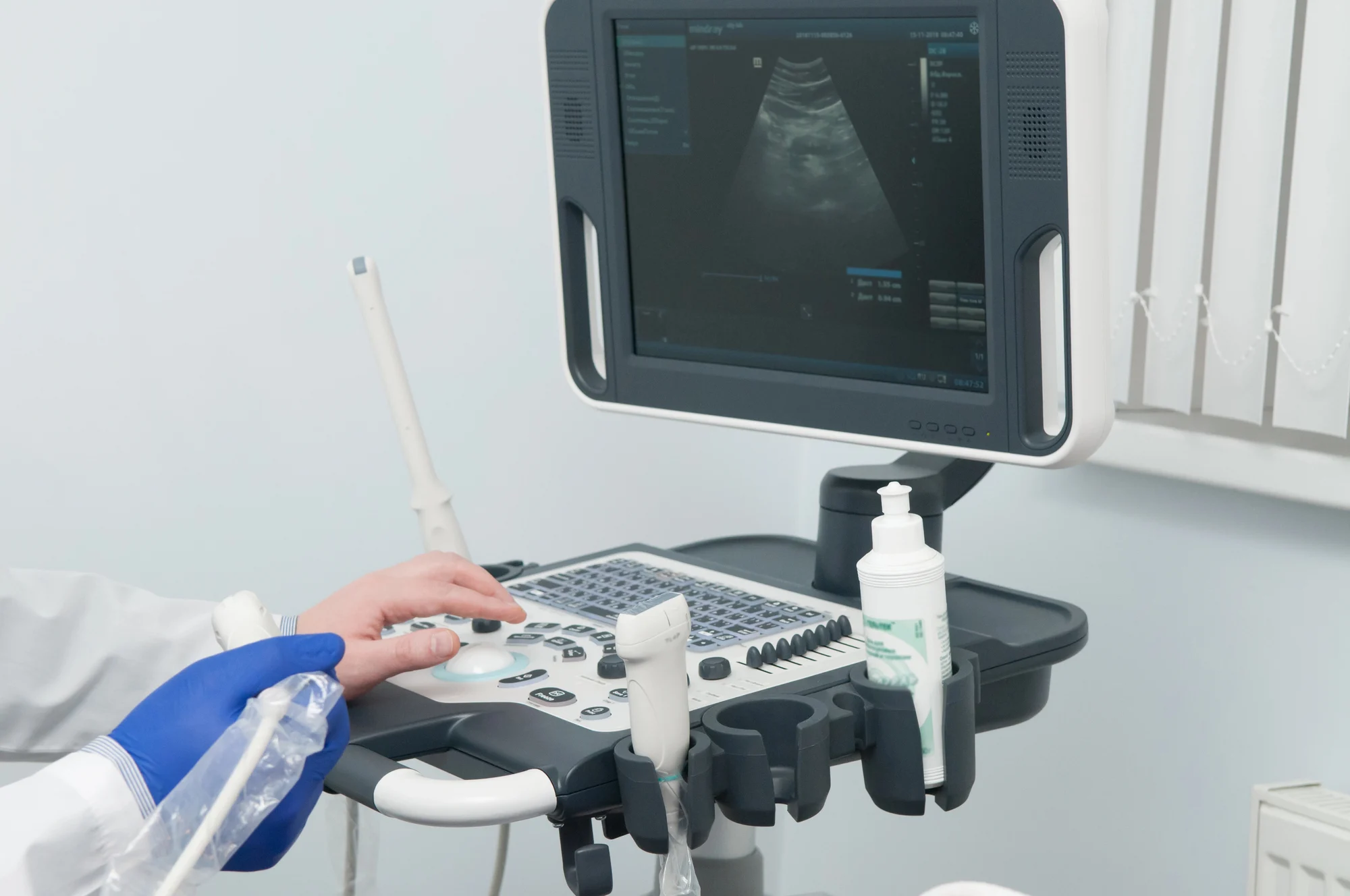 Depositphotos_230898718_L Arzt arbeitet mit Ultraschallgeräten